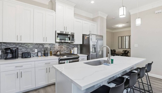 SW Houston 2BR | King Beds, Conference Table