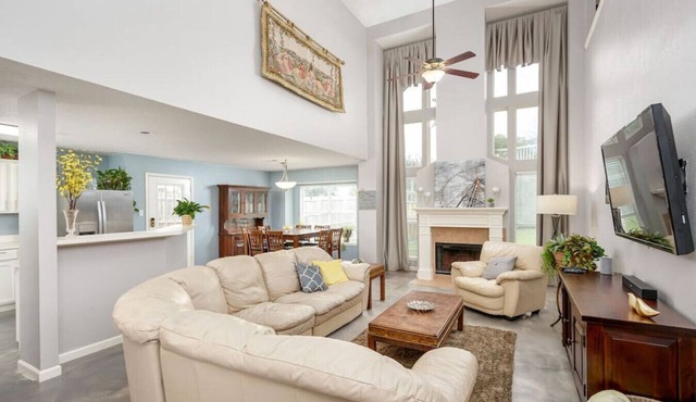 Symphony Home near Fort Worth Stockyards, AT&T by HomeStayPros