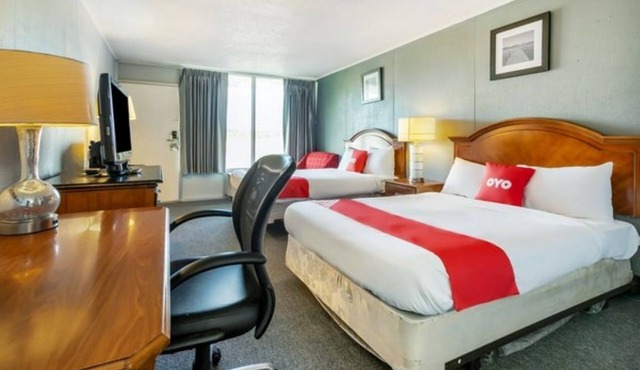 Team/Family Stay! Two Double Beds, Secure, Clean, & Close to Dining!