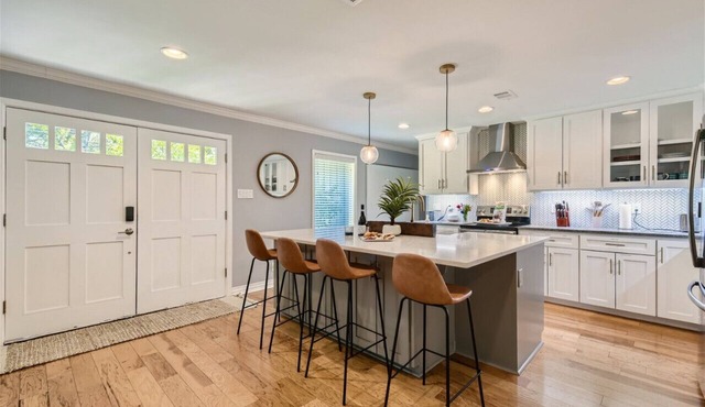 Tesla Charger/Gorgeous Inside/Walk to Restaurants