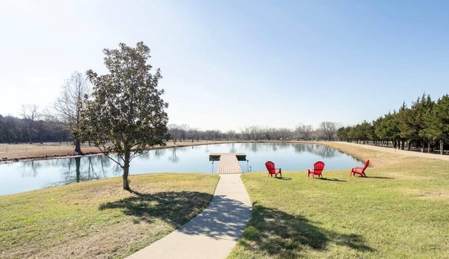 Texas Ranch House with 5 bedrooms & Pond