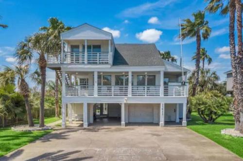 Texas vacation home with huge yard and pool, close to beach