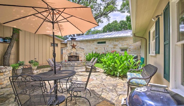 The Amorosa Cottage with Patio - Walk Downtown!