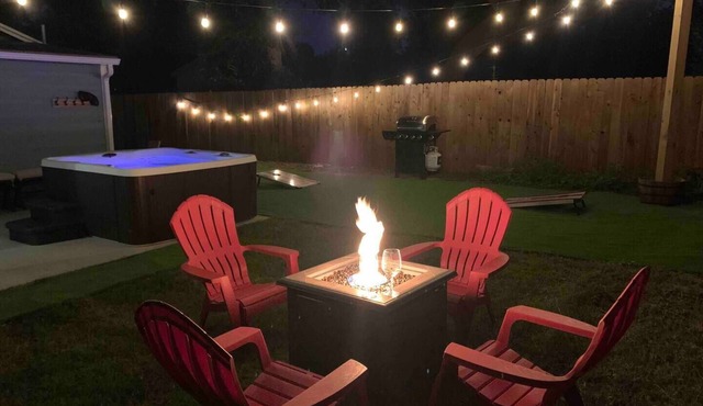 The Bluebird- Bungalow w Spa & Outdoor Living