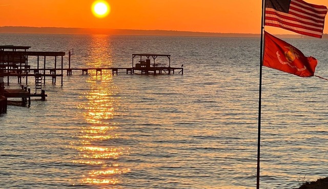 The "Bluewater Dream" Waterfront Lake House with dock & spectacular views +WIFI