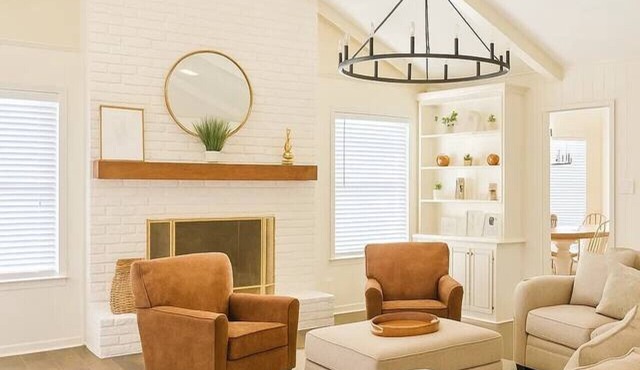 THE BRIAR Beautiful spacious home in quiet neighborhood. Close to dining and shopping! Broadway Ave.