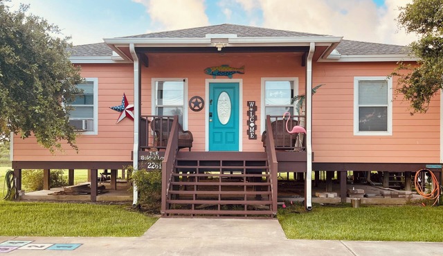 THE BUNGALOW-DELIGHTFUL GETAWAY FOR 6-7 FOLKS WITH SCENIC POND AND COOL DECK.