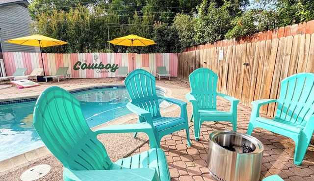 The Cowboy Cabana - Pool/Hot Tub/Makeup Bar/Sleeps 15 - Spacious 4 Bedroom Home