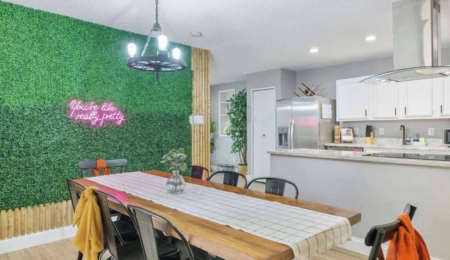 THE COZY COLONY GETAWAY-4BD/2BA 2 KING SUITES