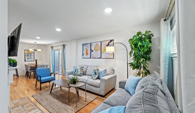 The Cozy Cove - Rare 2BD-1.5BA Luxury Condo, 92 Walking Score, Parking, Sleeps 8