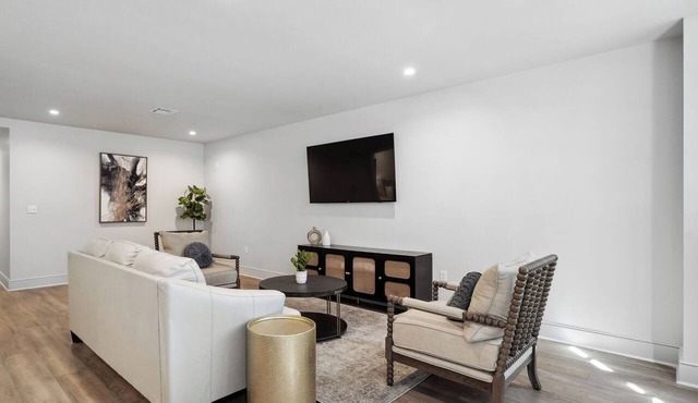 The Eleanor 5BD/3B - 4 Kings & 2 Queens
