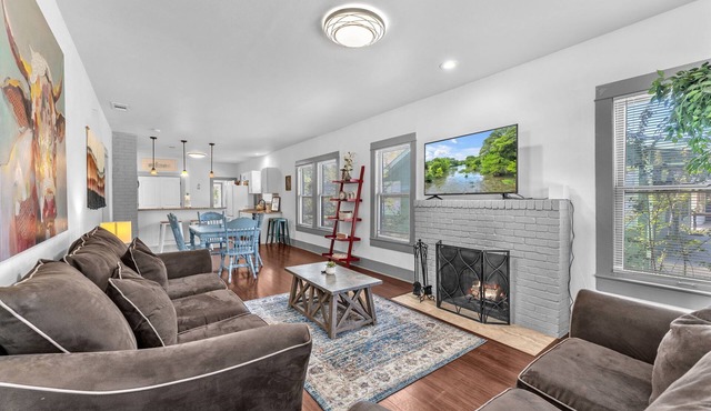 The Farmahouse - Family Friendly Downtown Cottage