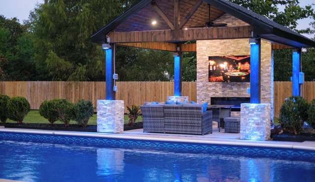 The Gambler: Luxe Pool, Pool Table, Gazebo W/70' TV, Fast WiFi & Casino Nearby