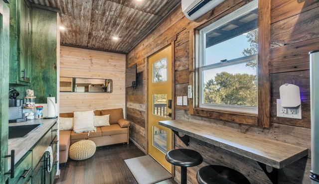 The GlampBox. Lakefront, 20acres, Starlink Wifi!