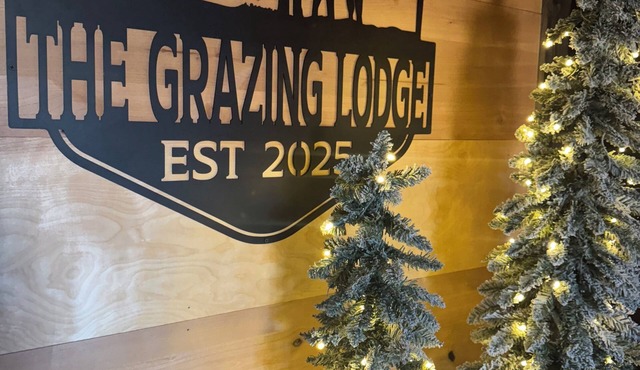 The Grazing Lodge with HOT TUB -Farm Charm & Rural Tranquility