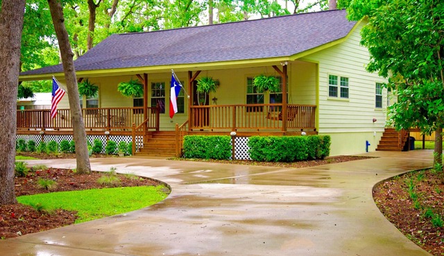 "The Gregory", Kayaks, Dock, Decks and a huge front porch