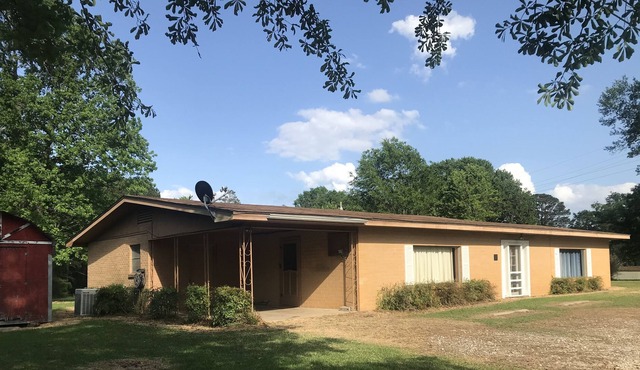 The Hemp House- Ten minutes to Mill Creek boat launches at Toledo Bend.