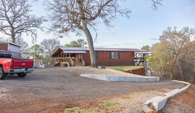The Lakeside Lodge On 3 Acres - Sleeps 20 - 1 Minute Walk to Lake - Pet Friendly