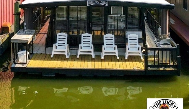 The Lucky Loutre Houseboat located in Venice Marina