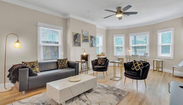 The Marbled Speakeasy - Luxury Home w/backyard. 3 minutes to the Alamo!
