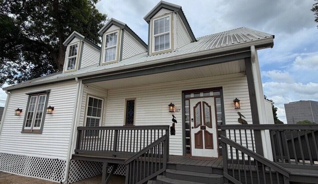 The Pelican Brief Spacious 7-bedroom house in lovely Downtown Lafayette with AC