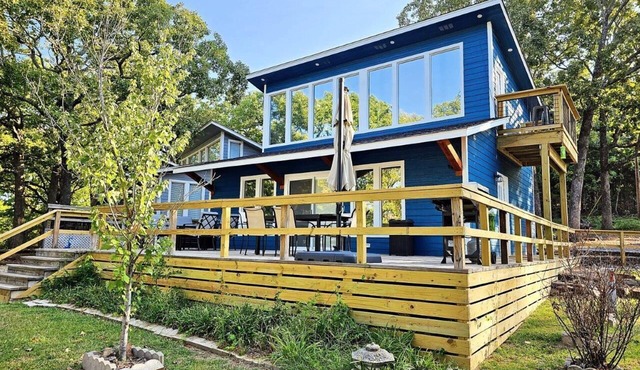 The Pettit Bay Hideaway - Lakeview, Pool, Wifi, Large Deck, Firepit, and More!
