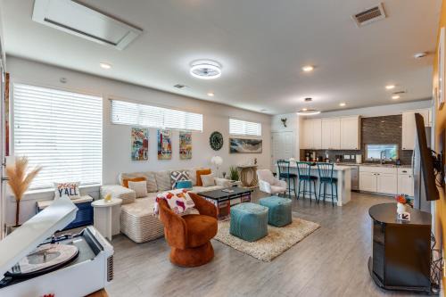 The Q - Austin Family Vacation Home - Hot Tub, Sauna, Gym & Backyard