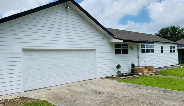 The Refined Lodge 4 bedroom all amenities close by!