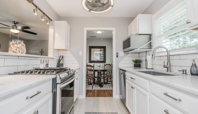 The Rustic Star Cottage! Adorable1-bedroom house in Wichita Falls with AC, WiFi