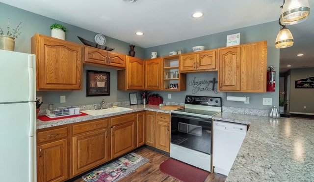 The Sequel - spacious 3 bed 2 bath apartment sleeps 6; Great for long-term stays in Wells