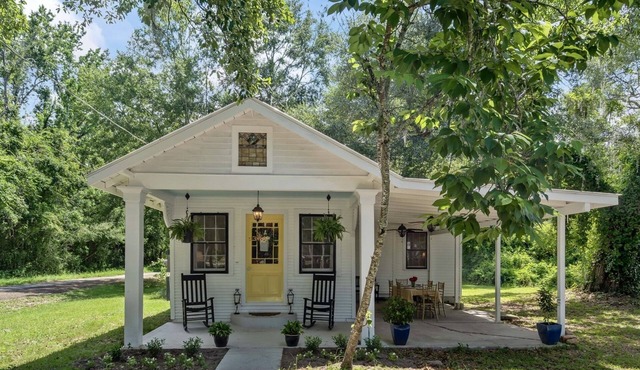 The Sunshine Cottage has all the comforts you need and is Kid & Pet Friendly!