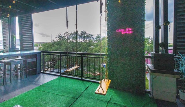 The Treehouse - Fun 2BR Retreat in the Domain