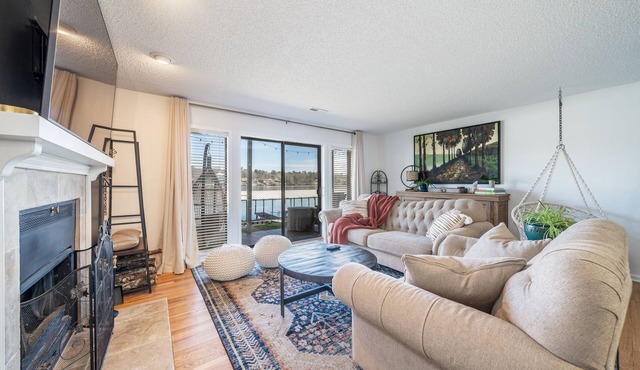 The Vandiver on Lake Hamilton, Bright and Cozy Lakefront Condo