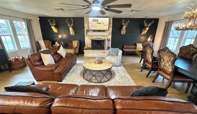 The Velvet Antler- Rustic Lodge in Albany Texas