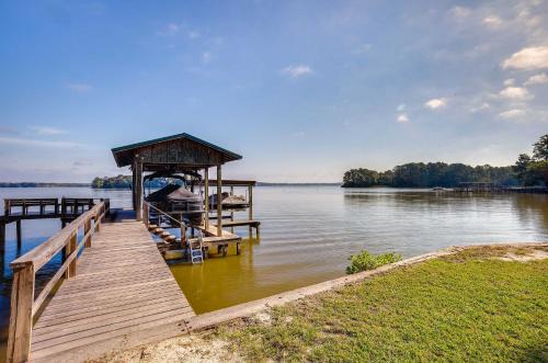 'The Whacky Shack' Family Cabin w/Fire Pit!