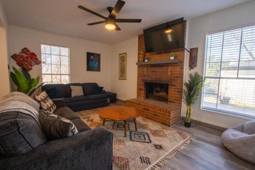 The Wonder Inn - Sleeps 11 near TCU