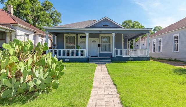 This house is a 2 bedroom(s), 1 bathrooms, located in San Antonio, TX.