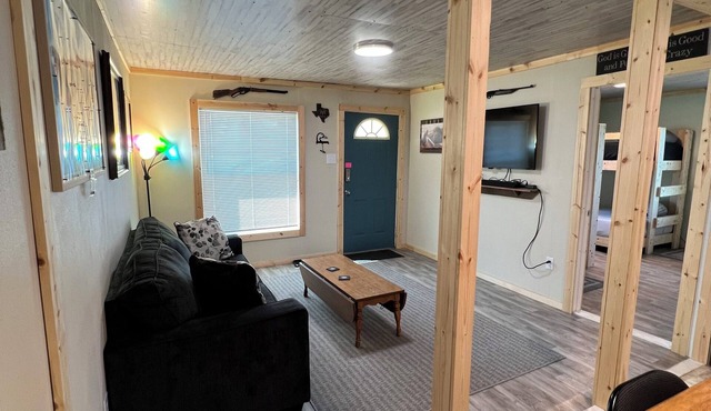 Tiny cabin 15 mins outside Abilene, TX. Quiet Country feel, close to amenities. in Clyde