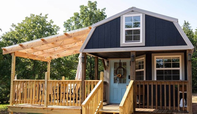 Tiny Cabin w Deck Grill Hammocks Pool & Firepit in Edmond