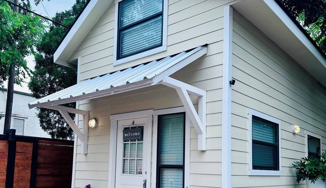 Tiny Home in vibrant downtown San Antonio only minutes away from many sites.
