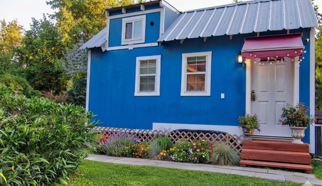 Tiny House with Private Backyard-Parking