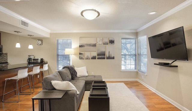Top floor 1-bedroom in North Central Austin with King Bed and Workstation