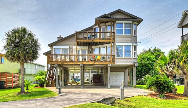 Top Floor Suite with Oceans Views, 3 Min Walk to Beach & Dog Friendly
