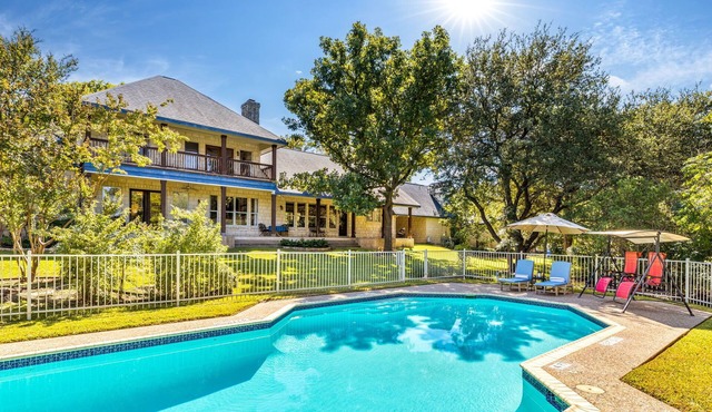 Town & Country Home: 5,000 sq ft Pool 16 beds basketball ping pong fire pit