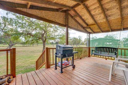 Trails, Creek & Wildlife: Country Harwood Retreat