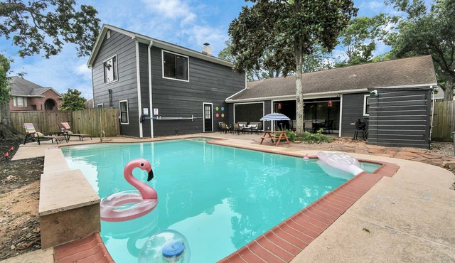 Tranquil 8-Bedroom w Pool 30 Mins to Downtown SCL