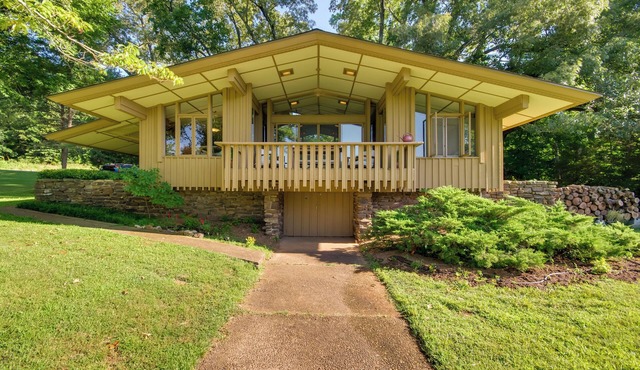 Tranquil Mid-Century Modern Cottage w/Forest View in Cherokee Village
