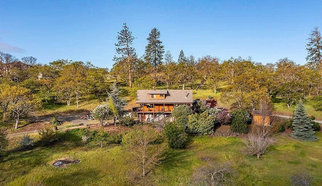 Tranquil, private retreat with stunning views yet close to everything. in Eagle Point