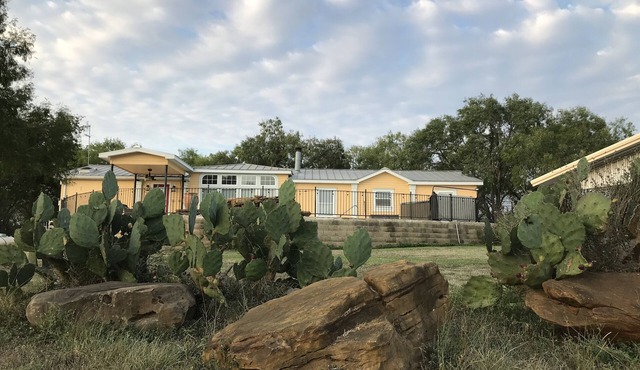 Tranquil Ranch w SPA and POOL - option to heat pool - on Cibolo Creek, sleeps 9