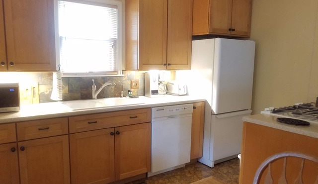 Tranquil Zilker neighborhood bungalow in 78704 on street front quiet cul de sac